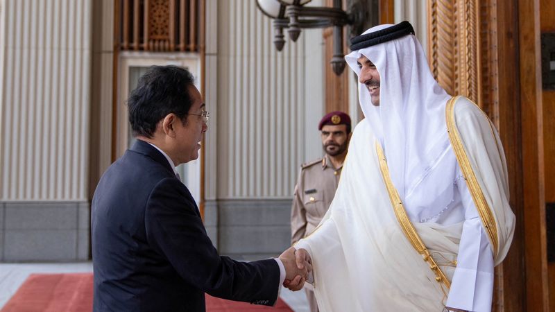 &copy; Reuters. رئيس الوزراء الياباني فوميو كيشيدا يصافح الشيخ تميم بن حمد آل ثاني أمير قطر خلال زيارة للدوحة في 18 يوليو تموز 2023. صورة حصلت عليها رويترز من ا
