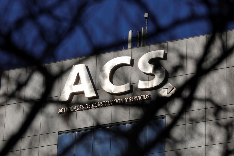 &copy; Reuters. FOTO DE ARCHIVO: El logotipo del conglomerado español de la construcción ACS en el edificio de la empresa en Madrid, España, 10 de febrero de 2023. REUTERS/Violeta Santos Moura/Foto de archivo