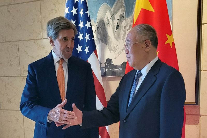 &copy; Reuters. FILE PHOTO: U.S. Special Presidential Envoy for Climate John Kerry shakes hands with his Chinese counterpart Xie Zhenhua before a meeting in Beijing, China July 17, 2023. REUTERS/Valerie Volcovici/File Photo