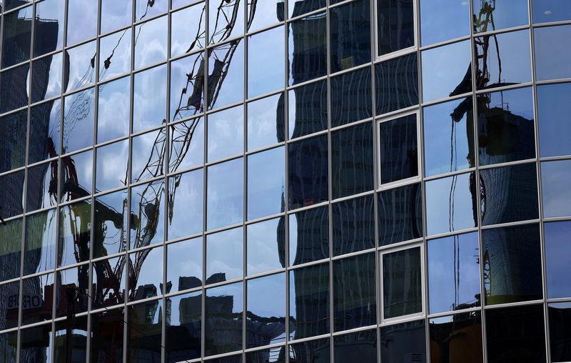 &copy; Reuters. FILE PHOTO: Construction sites equipment is reflected in the glass facade of a skyscraper in Frankfurt, Germany, July 19, 2023. REUTERS/Kai Pfaffenbach/File Photo