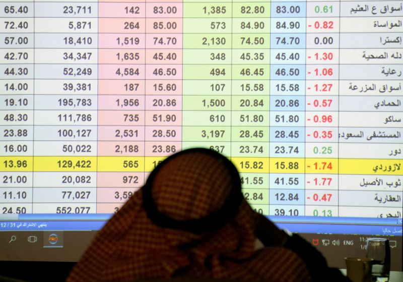 &copy; Reuters. متعامل سعودي يتابع حركة تداول الأسهم في سوق الأوراق المالية بالرياض في صورة من أرشيف رويترز . 