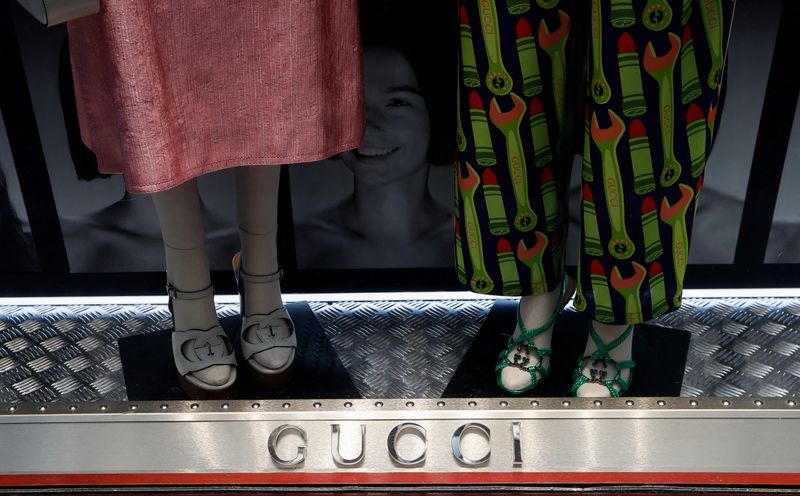 &copy; Reuters. Un'insegna di Gucci fuori da un negozio a Roma, 20 aprile 2023. REUTERS/Remo Casilli/File Photo