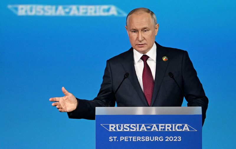 &copy; Reuters. Le président russe Vladimir Poutine participe au sommet Russie-Afrique à Saint-Pétersbourg. /Photo prise le 27 juillet 2023/REUTERS/Sputnik/Pavel Bednyakov