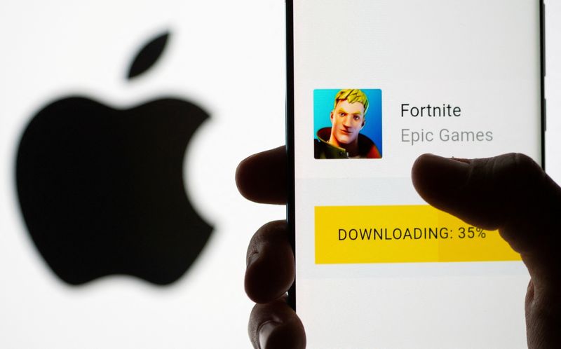 &copy; Reuters. FILE PHOTO: Fortnite game download on Android operating system is seen in front of Apple logo in this illustration taken, May 2, 2021. REUTERS/Dado Ruvic/Illustration/File Photo