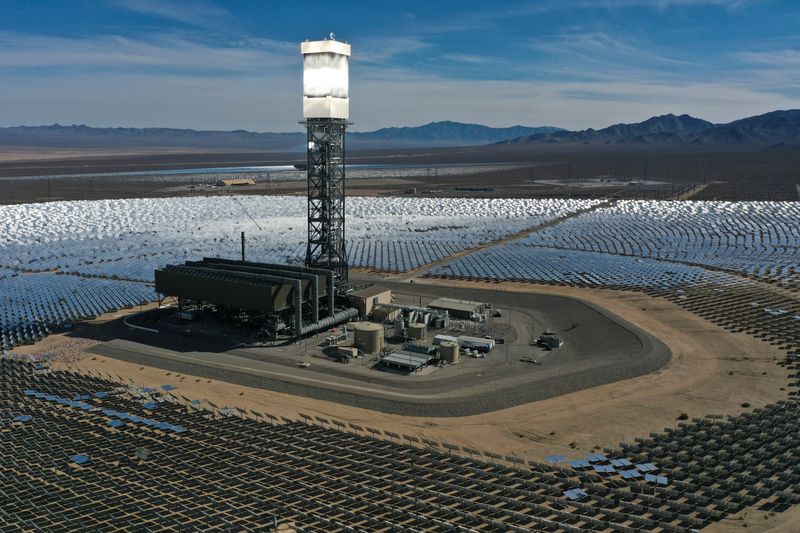 &copy; Reuters. Fields of heliostat mirrors reflect sunlight onto a boiler mounted on a solar power tower at the Ivanpah Solar Electric Generating System, the world’s largest solar thermal power station, in the Mojave Desert near Nipton, California U.S., February 27, 2