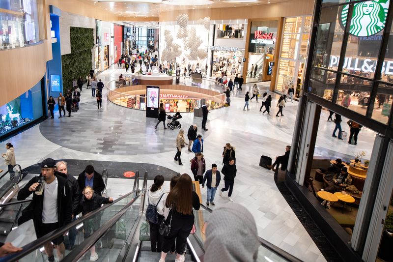 &copy; Reuters. People walk inside the shopping center Westfield Mall of Scandinavia in Solna, amid the outbreak of the coronavirus disease (COVID-19), outside Stockholm, Sweden October 30, 2020. TT News Agency/Amir Nabizadeh via REUTERS      