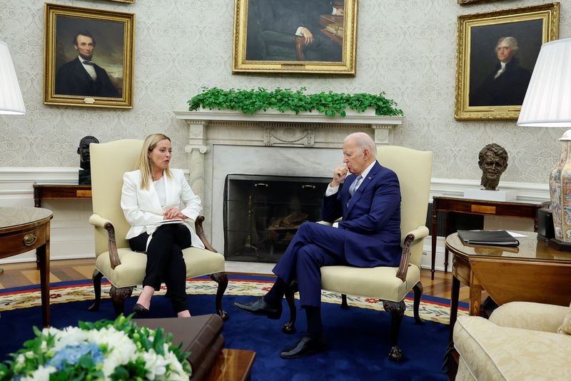 © Reuters. U.S. President Joe Biden welcomes Italy's Prime Minister Giorgia Meloni, in the Oval Office at the White House, in Washington, U.S. July 27, 2023. REUTERS/Jonathan Ernst