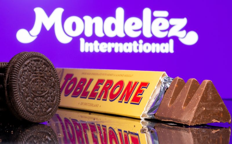 &copy; Reuters. Oreo biscuits and a Toblerone Swiss milk chocolate are seen displayed in front of Mondelez International logo in this illustration picture taken July 26, 2021.  REUTERS/Dado Ruvic/Illustration