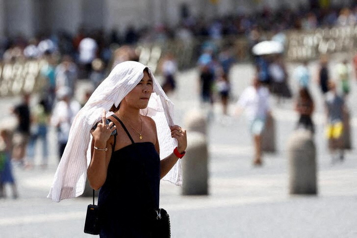 &copy; Reuters. سيدة تسير في الشارع خلال موجة حارة في مدينة الفاتيكان بإيطاليا يوم 19 يوليو تموز 2023. تصوير: ريمو كاسيلي-رويترز.