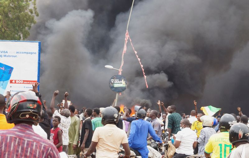 &copy; Reuters. Centenas de apoiadores do golpe no Níger colocam fogo na sede do partido goernista na capital Niamey
27/07/2023
REUTERS/Balima Boureima