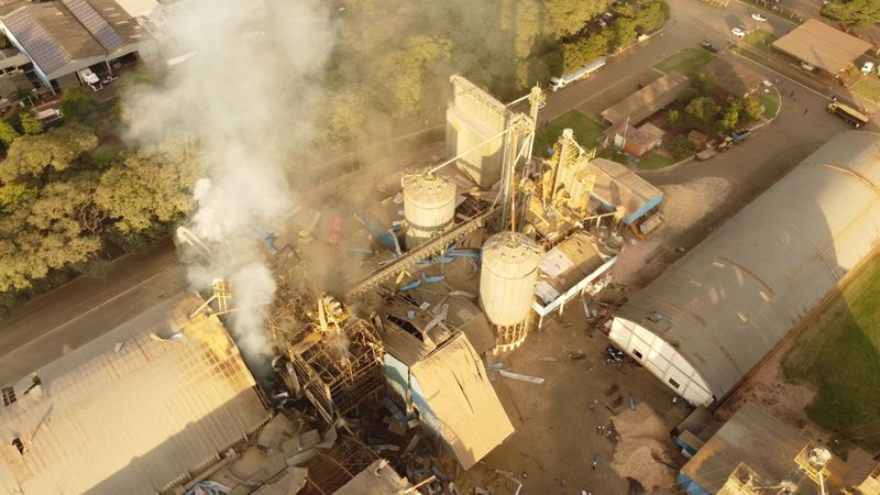 © Reuters. Visão geral após explosão em silo de grãos da cooperativa agroindustrial C.Vale na cidade de Palotina
27/07/2023
Corpo de Bombeiros do Paraná/Divulgação via REUTERS