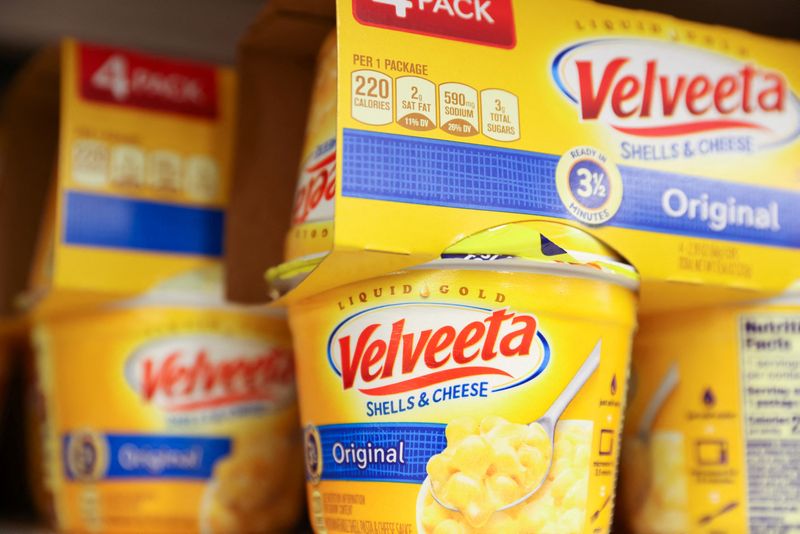 &copy; Reuters. FILE PHOTO: Packages of Velveeta, a brand owned by The Kraft Heinz Company, are seen in a store in Manhattan, New York, U.S., November 12, 2021. REUTERS/Andrew Kelly/File Photo