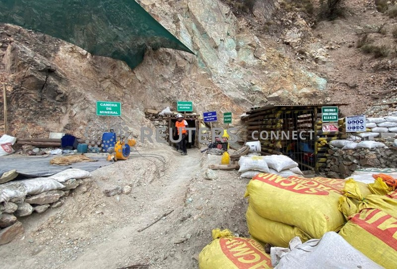 &copy; Reuters. Un minero artesano camina en un área donde cientos de mineros artesanos han encontrado una rica veta de cobre en las colinas de Tapairihua en los Andes de Perú, 18 de octubre de 2022. REUTERS/Marco Aquino