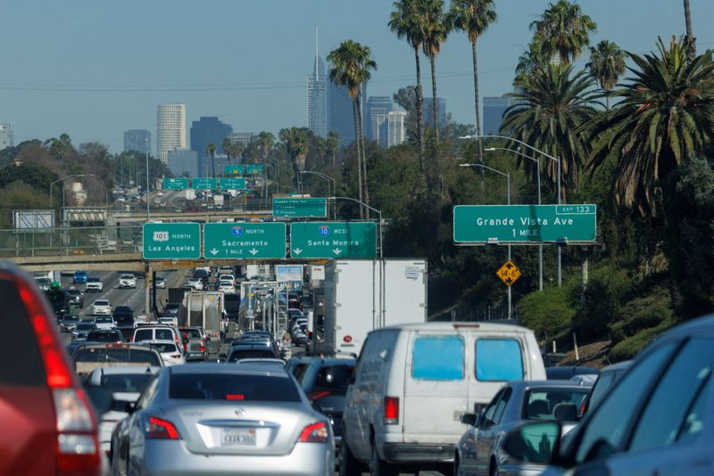 © Reuters. FILE PHOTO: Cars ride in traffic along the I5 freeway is shown in Los Angeles, California, U.S., July 12, 2023.   REUTERS/Mike Blake/File Photo
