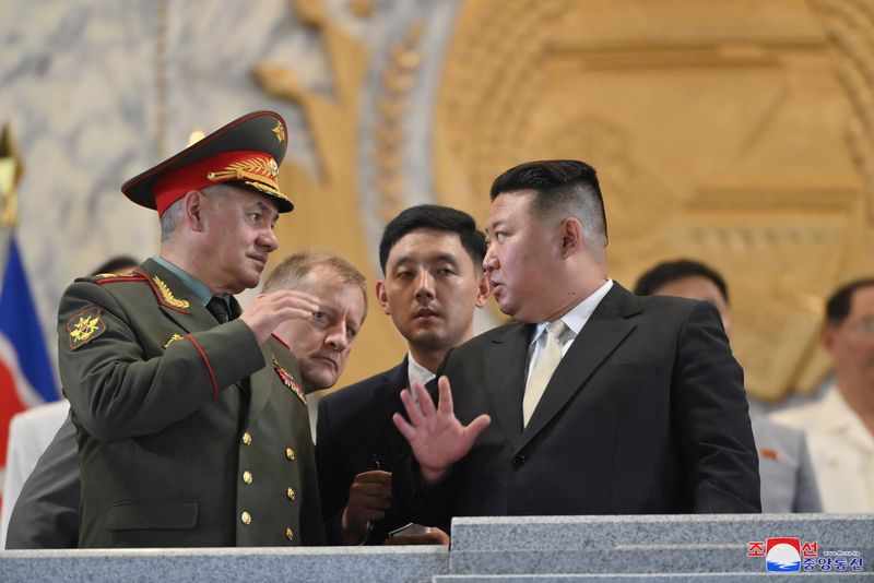 &copy; Reuters. 　７月２８日、北朝鮮の金正恩朝鮮労働党総書記（写真右）はロシアのショイグ国防相（写真左）との会談で、軍事・安全保障面の戦略的協力を前進させることについて協議した。２７日平