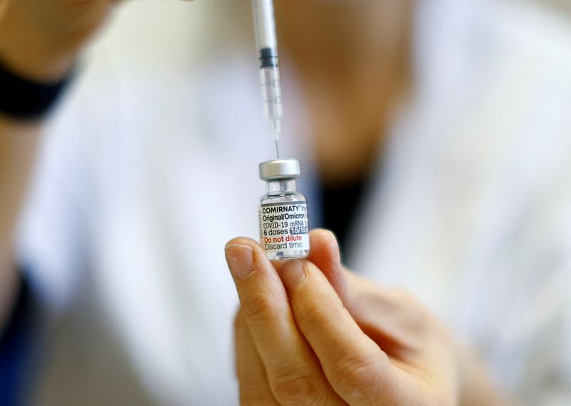 &copy; Reuters. 　７月２８日、厚生労働省は、新型コロナワクチンの追加購入で、米製薬大手ファイザーとモデルナの両社と合意したと発表した。写真はファイザーのワクチン。フランスのニースで昨年１