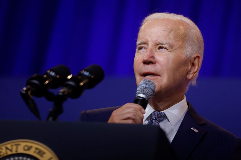 © Reuters. 　７月２７日、バイデン米大統領（写真）は、共和党のトミー・タバービル上院議員が人工妊娠中絶に関する国防総省の施策に抗議して３００件以上の米軍高官人事案の承認手続きを妨害していることについて、共和党が「米軍を弱体化させている」と非難した。写真はワシントンで撮影（２０２３年　ロイター／Jonathan Ernst）
