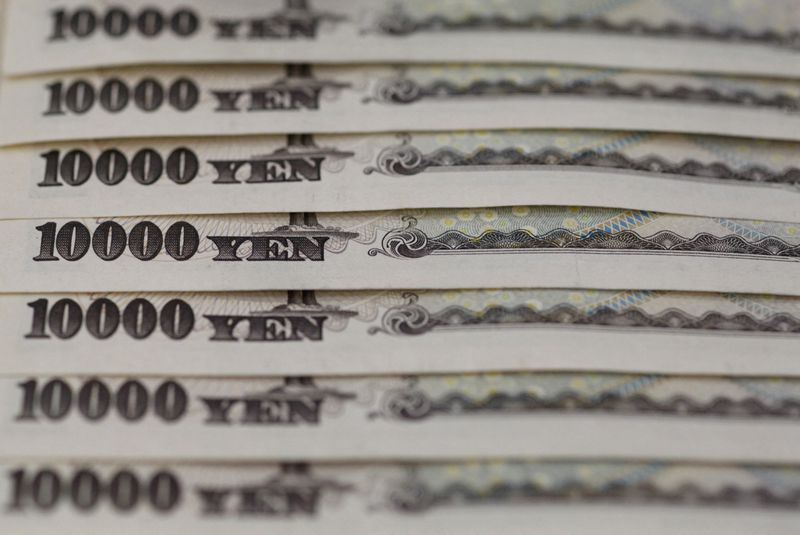 &copy; Reuters. FILE PHOTO: Japanese 10,000 yen notes line up in Tokyo, in this February 28, 2013 picture illustration.  REUTERS/Shohei Miyano/File Photo/File Photo