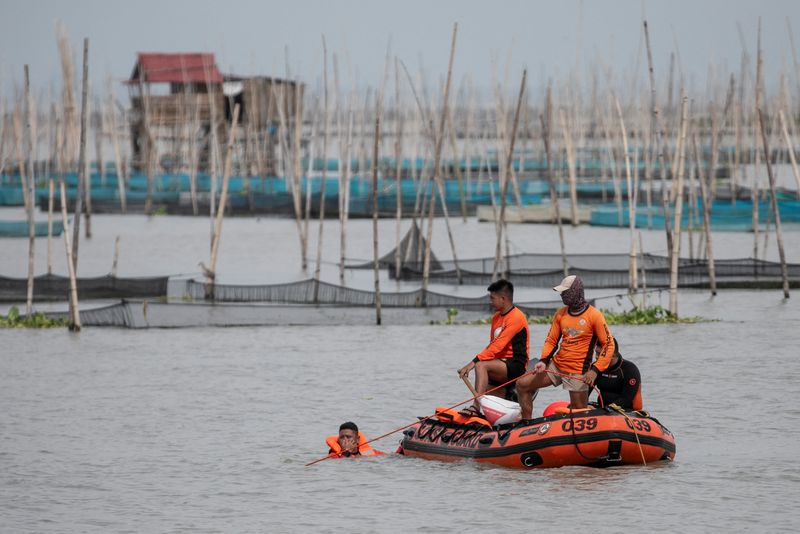 © Reuters. Members of the Philippine Coast Guard search for victims of the capsized passenger boat M/B Princess Aya, in the waters of Binangonan, Rizal province, Philippines, July 28, 2023. REUTERS/Eloisa Lopez