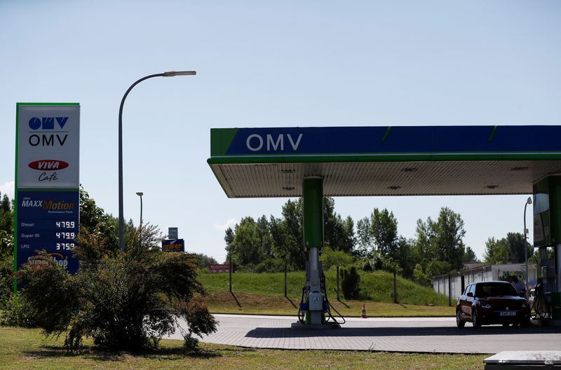 &copy; Reuters. Un conductor llena el depósito de su coche en una gasolinera OMV cerca de la frontera eslovaca en Esztergom, Hungría, 13 de junio de 2022. REUTERS/Bernadett Szabo