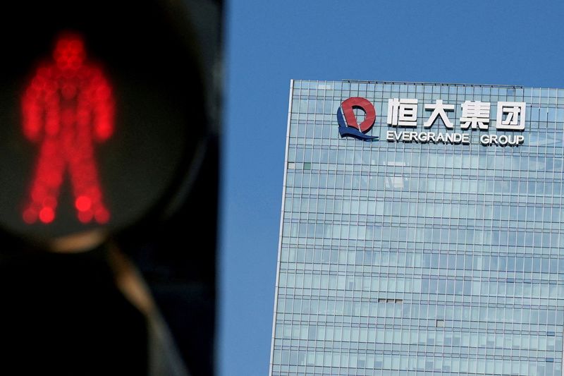 &copy; Reuters. FILE PHOTO: A traffic light is seen near the headquarters of China Evergrande Group in Shenzhen, Guangdong province, China September 26, 2021. REUTERS/Aly Song/File Photo