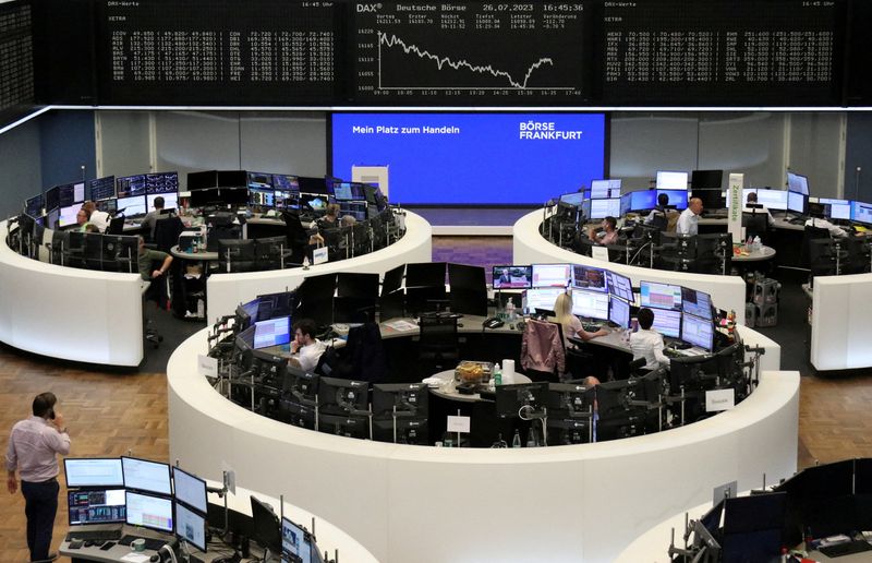 &copy; Reuters. شاشات تعرض بيانات مؤشر داكس الألماني في بورصة فرانكفورت يوم 26 يوليو تموز 2023. تصوير: رويترز.


