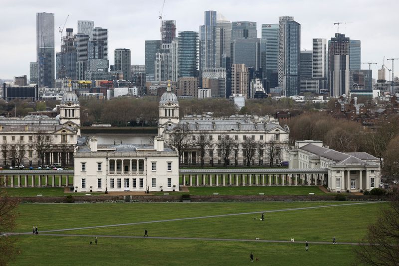 &copy; Reuters. FILE PHOTO: People walk through Greenwich Park, with the Canary Wharf financial district in the distance, in London, Britain, April 6, 2023. REUTERS/Henry Nicholls/File Photo