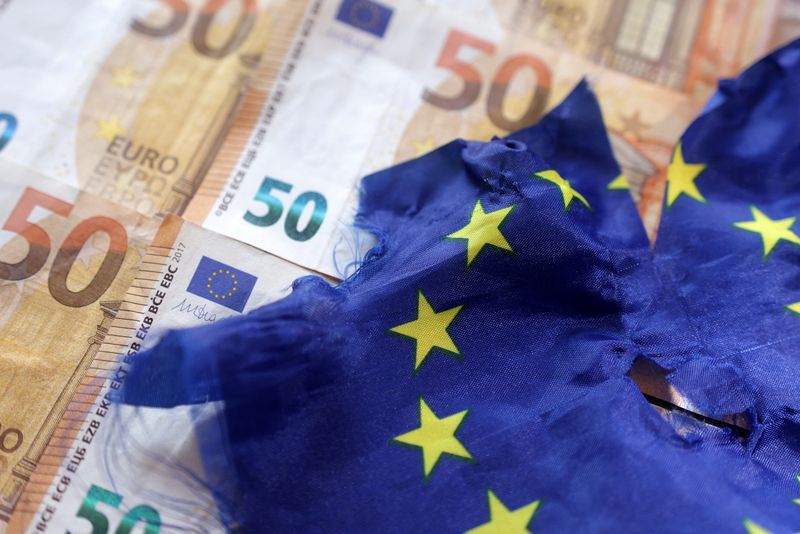 &copy; Reuters. Diverse banconote in Euro sotto a una bandiera della zona euro, strappata. REUTERS/Dado Ruvic/