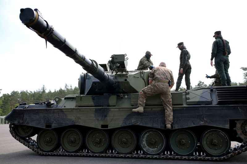 &copy; Reuters. FILE PHOTO: Soldiers stand on a tank at a training site, where Ukrainian soldiers undergo maintenance training on Leopard 1A5 tanks, at the German army Bundeswehr base, part of the EU Military Assistance Mission in support of Ukraine (EUMAM Ukraine) in Kl