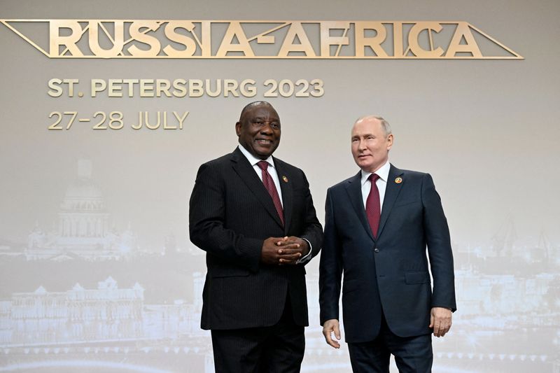 &copy; Reuters. Presidente da África do Sul, Cyril Ramaphosa, ao lado do presidente da Rússia, Vladimir Putin, durante reunião de cúpula Rússia-África em São Petersburgo
27/07/2023 Sputnik/Pavel Bednyakov/Pool via REUTERS 