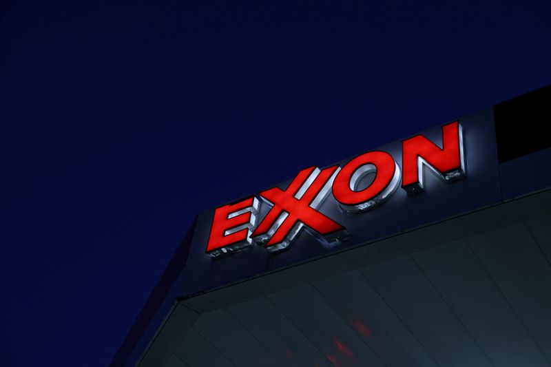 &copy; Reuters. Insegne a una stazione di servizio Exxon a Brooklyn, New York City, Stati Uniti, 23 novembre 2021. REUTERS/Andrew Kelly/File Photo