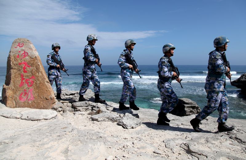 &copy; Reuters. Militares da Marinha chinesa patrulham ilha do arquipélago de Paracel, no Mar do Sul da China
29/01/2016 REUTERS/Stringer