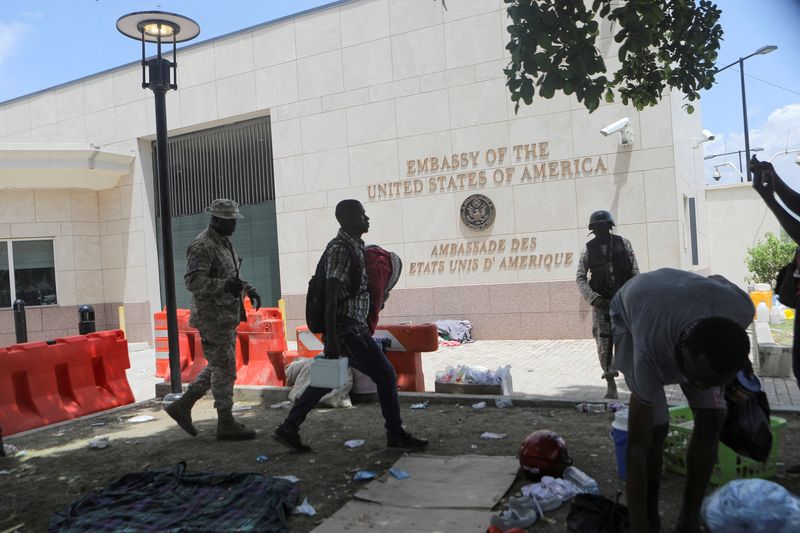 &copy; Reuters. Homem carrega seus pertences após polícia usar gás lacrimogêneo para dispersar pessoas acampadas em frente à embaixada dos Estados Unidos em Porto Príncipe, no Haiti
25/07/2023 REUTERS/Ralph Tedy Erol