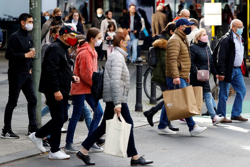 &copy; Reuters. People wearing face masks are pictured at Schloss Strasse shopping street, as the coronavirus disease (COVID-19) outbreak continues, in Berlin, Germany, October 24, 2020. REUTERS/Fabrizio Bensch/File photo