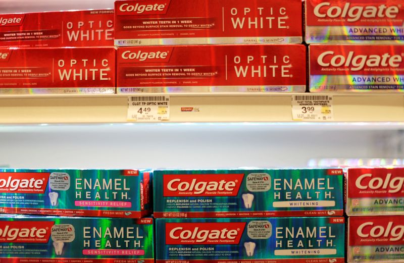 &copy; Reuters. FILE PHOTO: Colgate brand toothpastes are seen at the Safeway store in Wheaton, Maryland February 13, 2015. REUTERS/Gary Cameron/File Photo