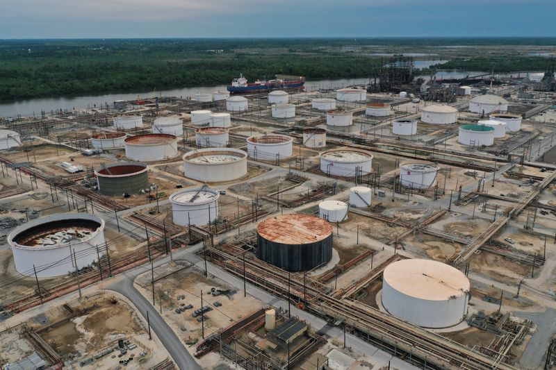 &copy; Reuters. Un pétrolier et de réservoirs d'Exxon Mobil à Beaumont, aux États-Unis. /Photo prise le 18 mars 2023/REUTERS/Bing Guan