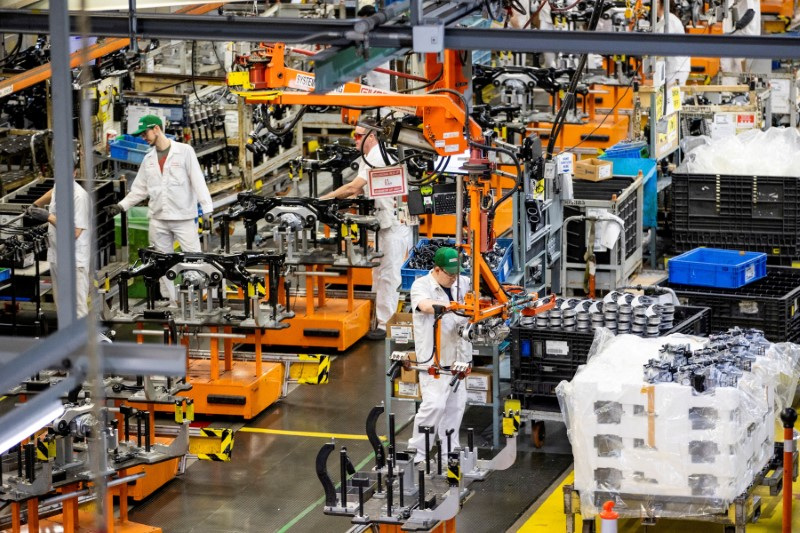 &copy; Reuters. FILE PHOTO: People work at Honda's auto manufacturing plant in Alliston, Ontario, Canada April 5, 2023. REUTERS/Carlos Osorio/File Photo