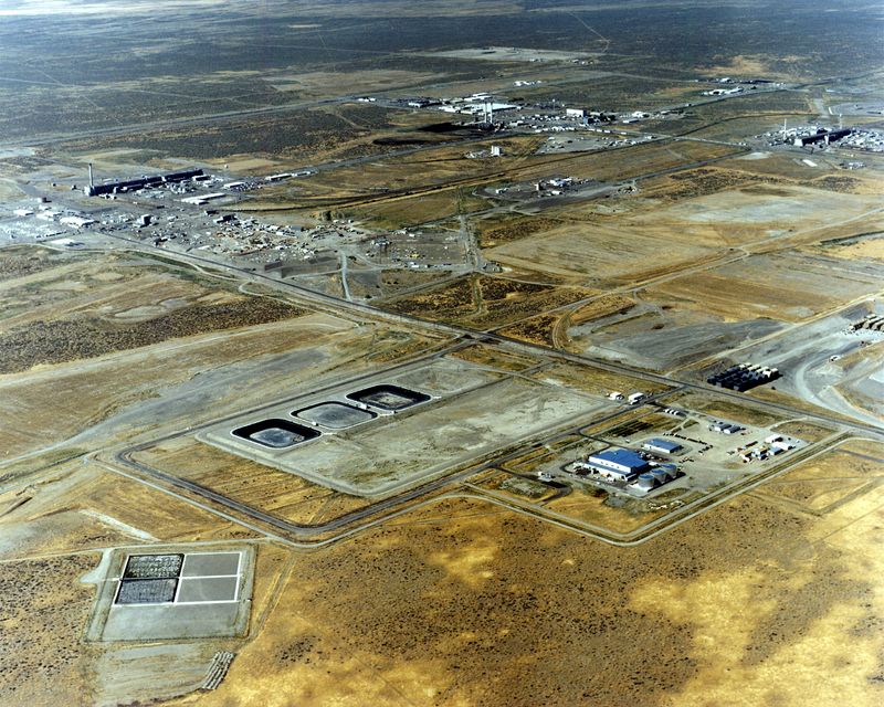 © Reuters. FILE PHOTO: The 200 Area of the Hanford nuclear site is seen in a 1995 aerial photo. Department of Energy/Handout via REUTERS/File Photo