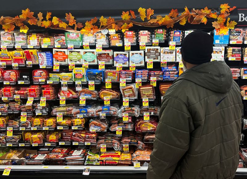 &copy; Reuters. Une cliente regarde les produits alimentaires exposés dans un supermarché de Chicago, Illinois, États-Unis. /Photo prise le 22 novembre 2022/REUTERS/Jim Vondruska