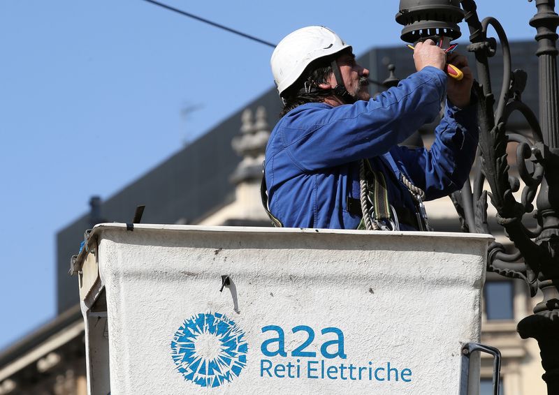 &copy; Reuters. Tecnico della società A2A Energy lavora alla luce pubblica nel centro di Milano, Italia, 27 aprile 2016.  REUTERS/Stefano Rellandini