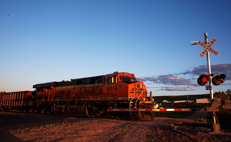 &copy; Reuters. FILE PHOTO: The sun sets over a stretch of the Burlington Northern & Santa Fe Railway west of Gillette, Wyoming, U.S. May 31, 2016. REUTERS/Kristina Barker/File Photo