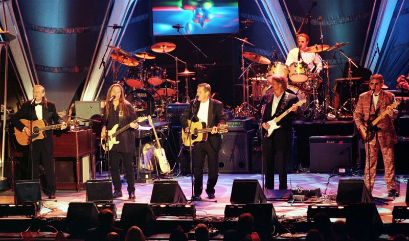 &copy; Reuters. Randy Meisner (esquerda) durante apresentação do Eagles no Hall da Fama do Rock & Roll
12/01/1998
REUTERS