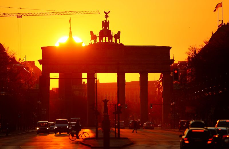 &copy; Reuters. Le soleil se lève derrière la porte de Brandebourg à Berlin. /Photo prise le 1er avril 2020/REUTERS/Hannibal Hanschke
