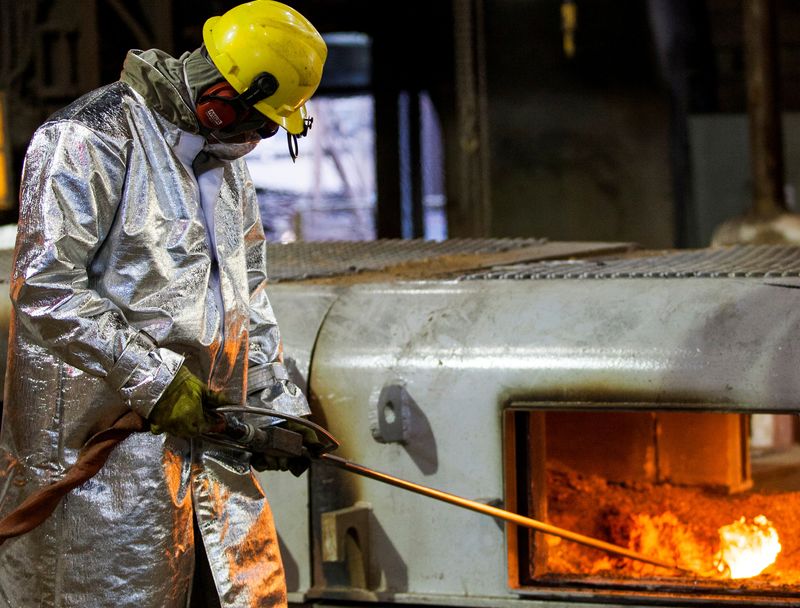 © Reuters. Um funcionário trabalha em alto-forno da siderúrgica brasileira Usiminas, em Ipatinga, Minas Gerais, Brasil
17/04/2018
REUTERS/Alexandre Mota