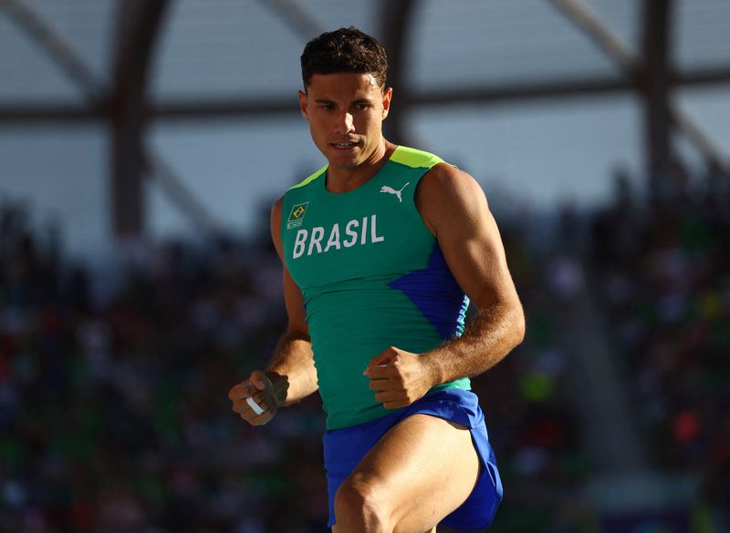 &copy; Reuters. Thiago Braz durante final da prova de salto com vara no Mundial de Atletismo disputado em Eugene, nos EUA em 2022
24/07/2022 REUTERS/Kai Pfaffenbach
