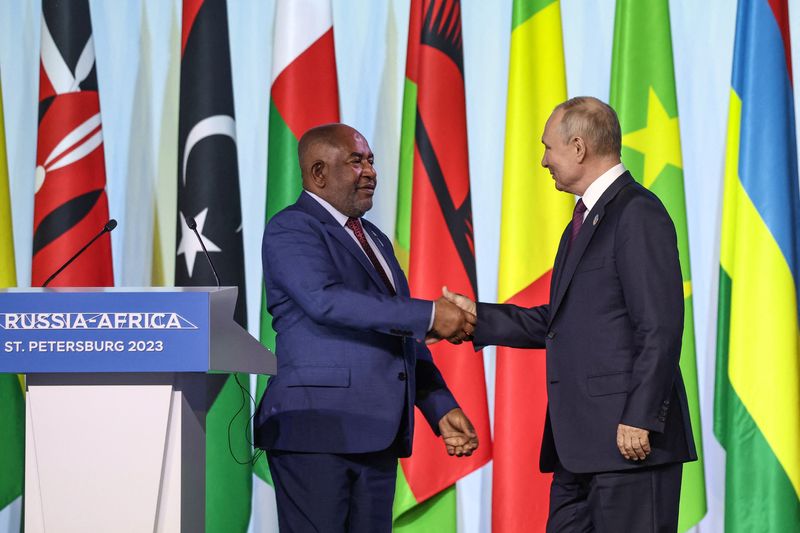 &copy; Reuters. アフリカ連合（ＡＵ）議長を務めるコモロのアスマニ大統領は２８日、ロシアのプーチン大統領によるアフリカへの穀物提供の提案は十分ではないとの見解を示した。同時に、ウクライナ停