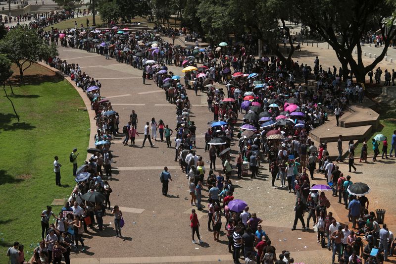 &copy; Reuters. Unemployed people line up to get a password for participation in a job opportunities event in downtown Sao Paulo, Brazil March 26, 2019.  REUTERS/Amanda Perobelli