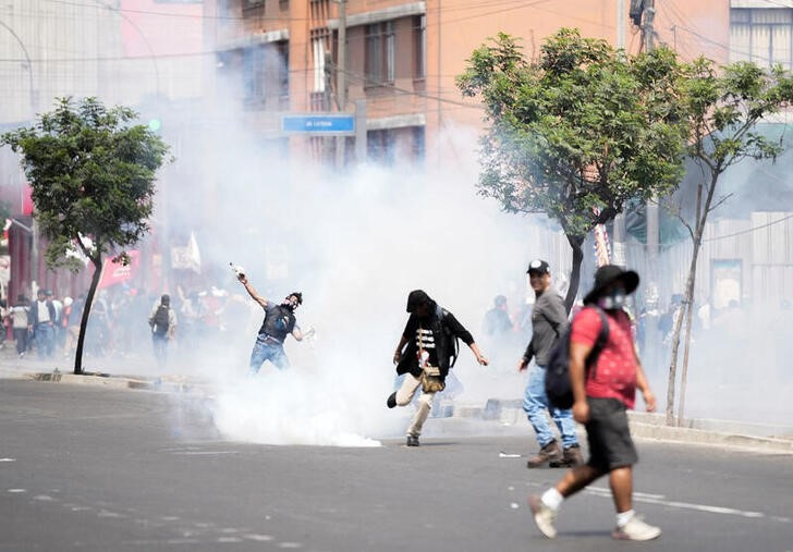 © Reuters. Manifestantes protestan en Lima y exigen la renuncia de la presidenta peruana, Dina Boluarte. Lima, Perú, julio 28, 2023. REUTERS/Angela Ponce