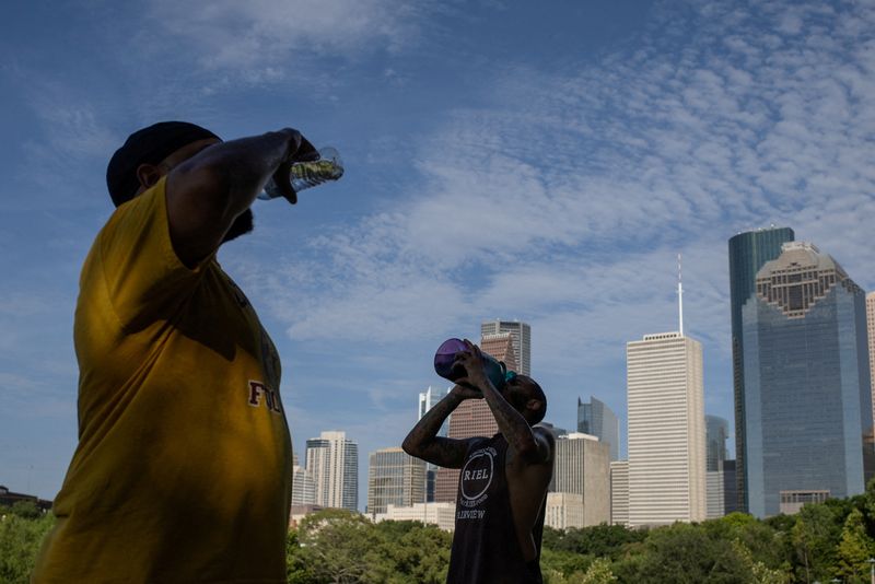 &copy; Reuters. Moradores de Houston, Texas, enfrentam calor ingerindo líquido
12/07/2023
REUTERS/Adrees Latif