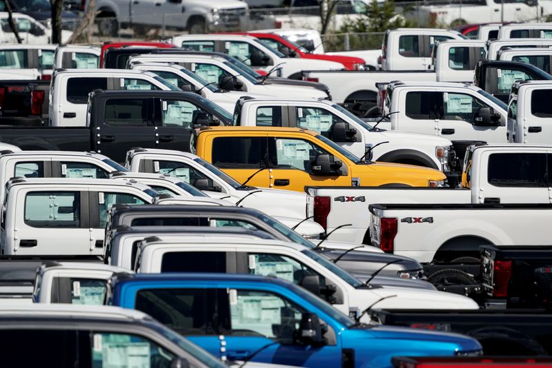 © Reuters. Thousands of Ford F-150s without chips are stored at Kentucky Speedway in Sparta, Kentucky, U.S., September 8, 2021.  REUTERS/Jeff Dean